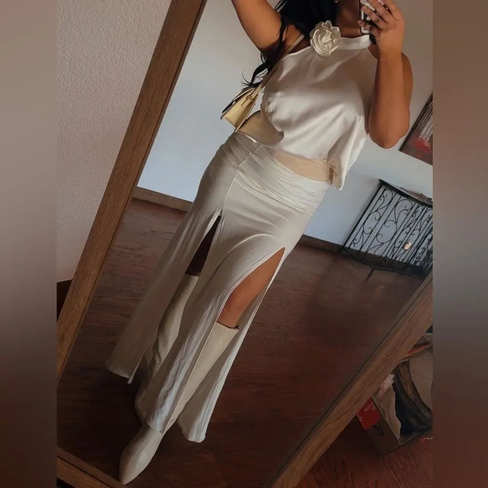 White leg slit skirt